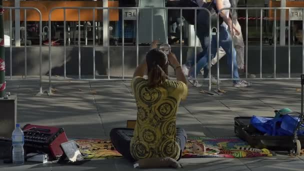 Artista callejero con bola de vidrio — Vídeos de Stock