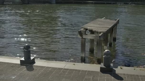 Gamla trähus docka på Yarra river — Stockvideo