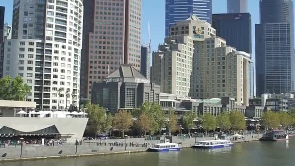 Southbank wysokiej sylwetki na tle nieba i budynków — Wideo stockowe