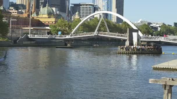 Puente peatonal de Melbourne Southbank — Vídeos de Stock