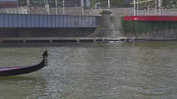 Älskande par på en romantisk resa i en gondol — Stockvideo