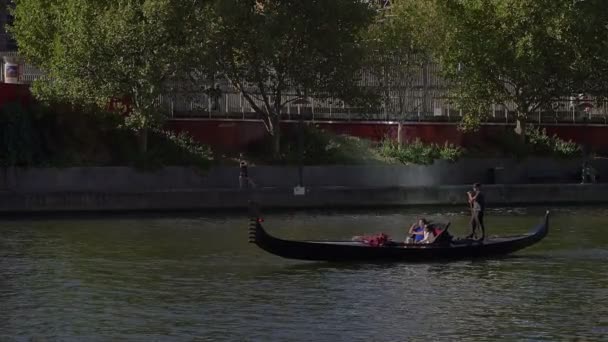 Loving couple on a romantic ride in a gondola — Stock Video