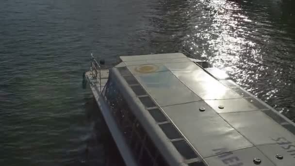 Barco turístico navegando río Yarra — Vídeos de Stock