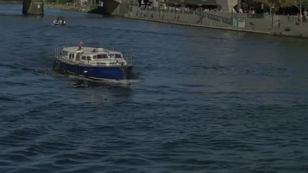 Туристы, путешествующие по реке Ярра — стоковое видео