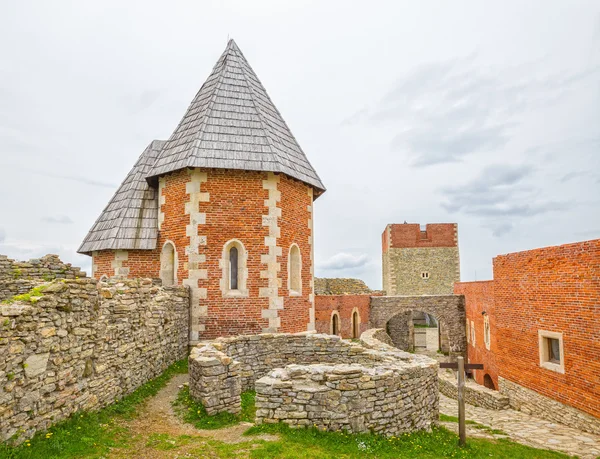 Каплиця і стіни на medvedgrad замок — стокове фото