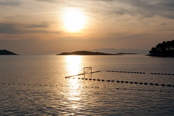 Bunter Sonnenuntergang mit Wasserball-Spielfeld — Stockfoto