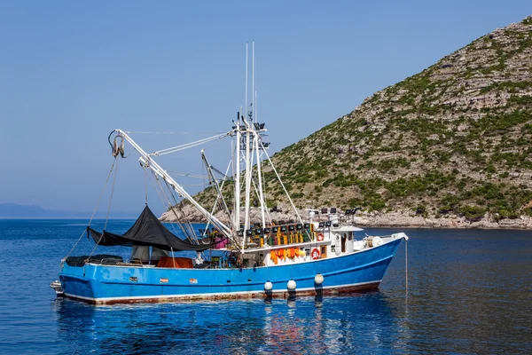 Barco de pesca mediterrânico típico — Fotografia de Stock