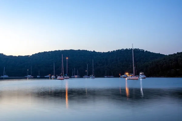 锚式的游艇和帆船在夕阳 — 图库照片