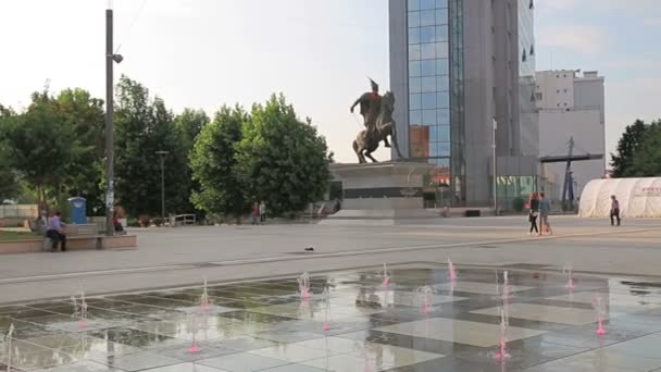 Нові фонтан Скандербега площі Пріштина — стокове відео
