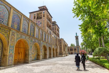 Golestan Palace visitors by the Edifice of the Sun