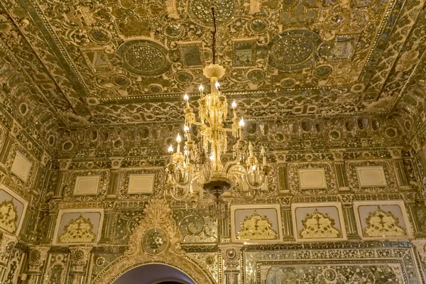 Techo y lámpara de araña Golestan Palace — Foto de Stock