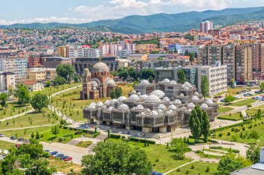 Priştine eski binalar hava
