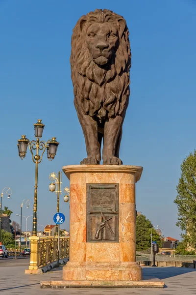 Estatua de león puente Skopje — Foto de Stock
