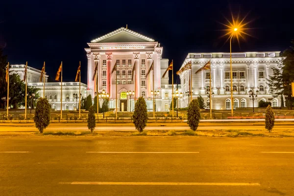 Government building by night in Skopje — Stock fotografie