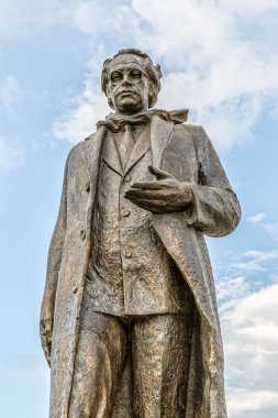 Ibrahim Rugova Priştine heykeli
