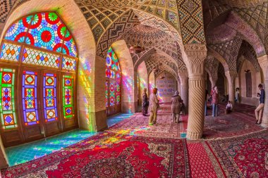 Turistler Shiraz Nasır el-mülk Camii'nde