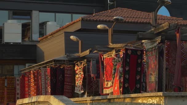 Alfombras colgando — Vídeo de stock