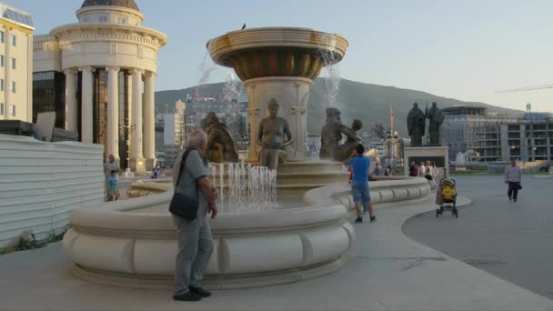 Fountain of the Mothers of Macedonia in Skopje — Stock Video