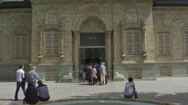 Вход в Музей зеленого дворца Тегерана — стоковое видео