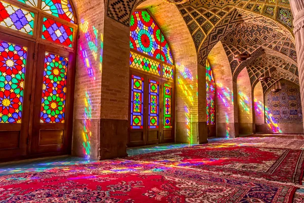 Атмосфера молельной комнаты мечети Насир аль-Мульк — стоковое фото