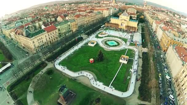 Ледовый парк в центре Загреба - антенна — стоковое видео