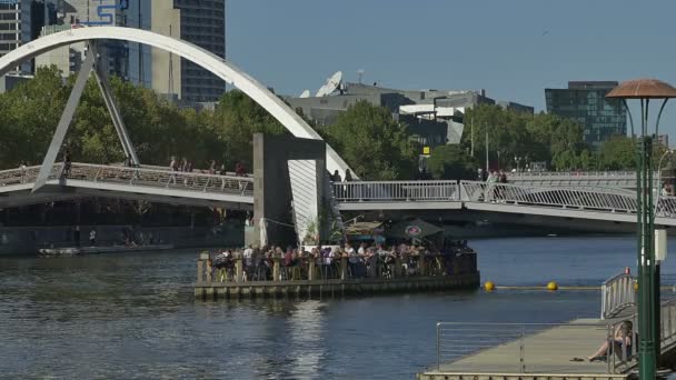 Μελβούρνη Southbank πεζογέφυρα στην slowmotion — Αρχείο Βίντεο