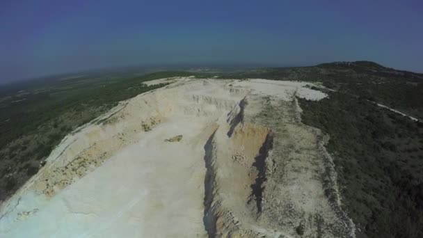 Verlassener Calciumcarbonat-Steinbruch im dalmatinischen Hinterland — Stockvideo