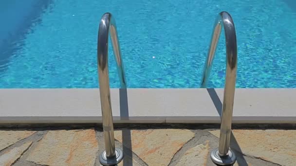 Acqua limpida in piscina — Video Stock