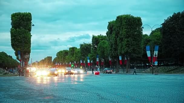 Abenddämmerung auf den Champs Elysees — Stockvideo
