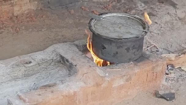 Matlagning jaggery - uncentrifuged socker — Stockvideo