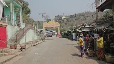 Popa Taungkalat Manastırı'na giden köy sokak