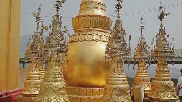 Вотивные ступы Таунгкалатского монастыря — стоковое видео