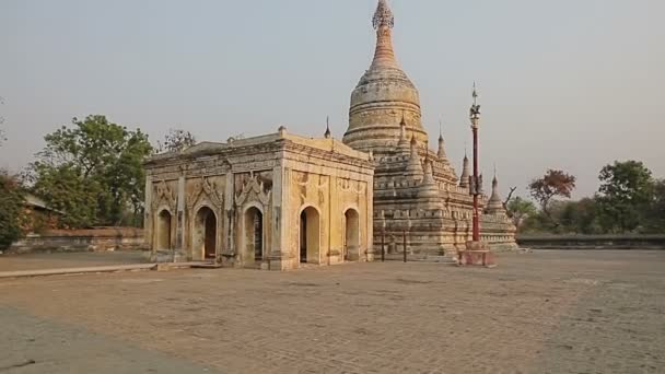 Starobylé bílá pagoda — Stock video