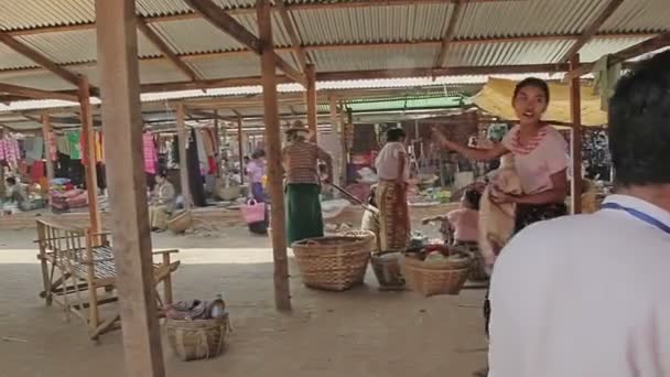 Venda de legumes no mercado local — Vídeo de Stock