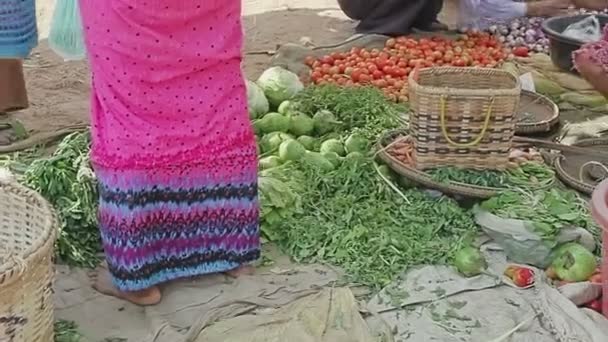 Venda de legumes no mercado local — Vídeo de Stock