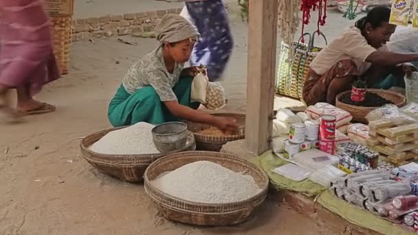 Een vrouw koopt rijst op de lokale markt — Stockvideo