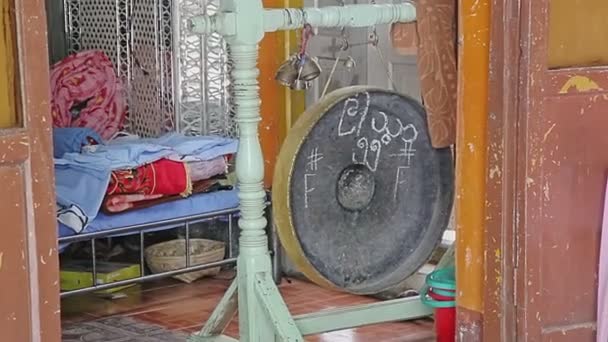 Bidden gong bij de ingang in Popa Taungkalat klooster — Stockvideo