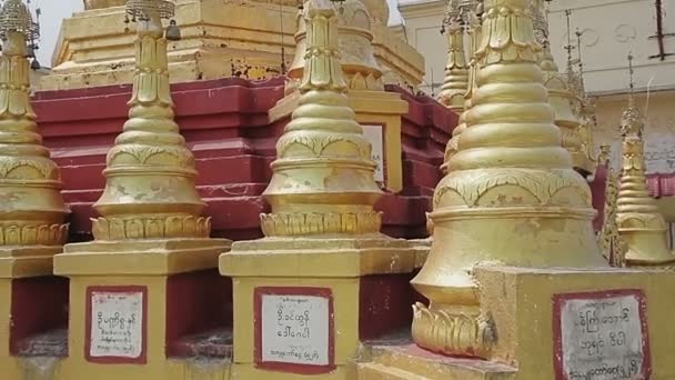 Pagode du monastère Mount Popa avec tablettes votives — Video