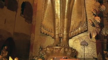 Güney Buda Kassapa 'ya bakıyor.