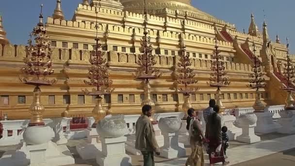 Touristen besichtigen die Shwezigon-Pagode — Stockvideo