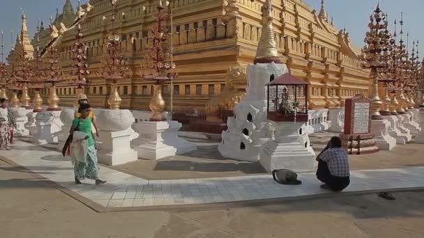 Turisták városnézés a Shwezigon Pagoda — Stock videók