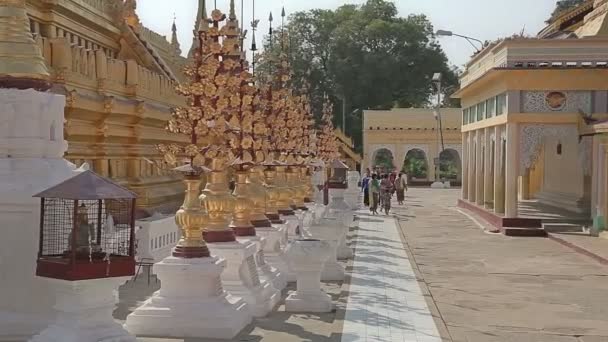 Turistas visitando la pagoda Shwezigon — Vídeos de Stock