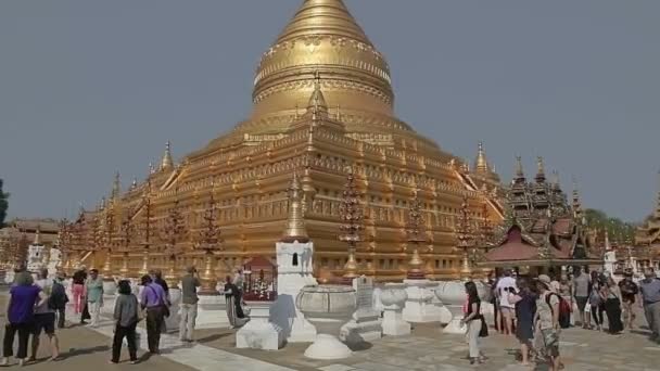 Turystów zwiedzanie The Shwezigon Pagoda — Wideo stockowe