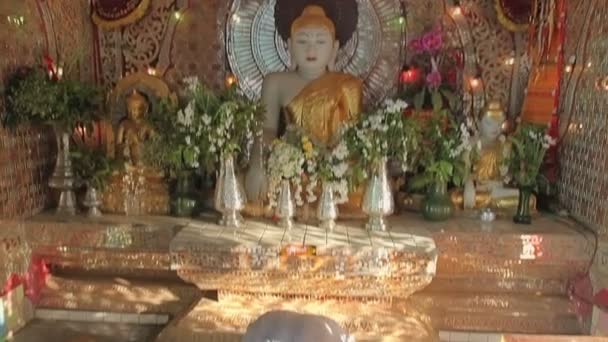 Autel de Bouddha près de Bupaya stupa à Bagan — Video