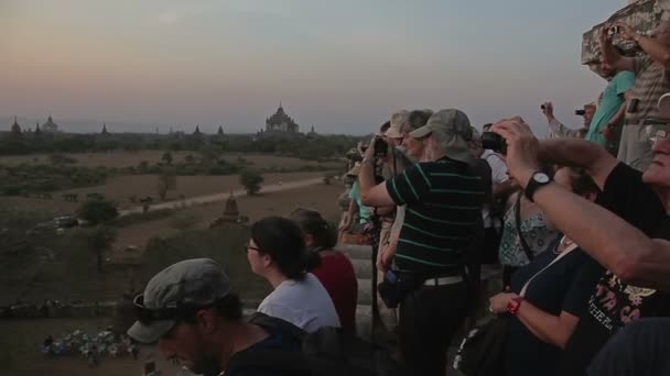 Toeristische kijken naar zonsondergang op de oude pagode — Stockvideo