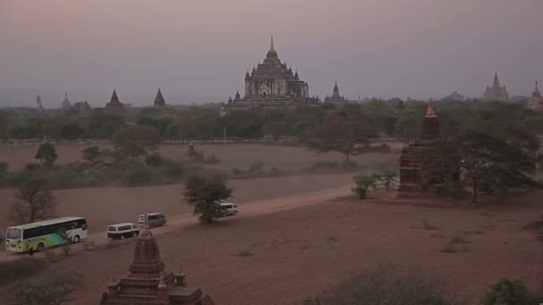 Observando el atardecer en la pagoda en Bagan — Vídeos de Stock