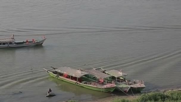 Trafik på floden Irrawaddy — Stockvideo