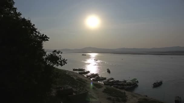 Puesta de sol en el río Irrawaddy — Vídeo de stock