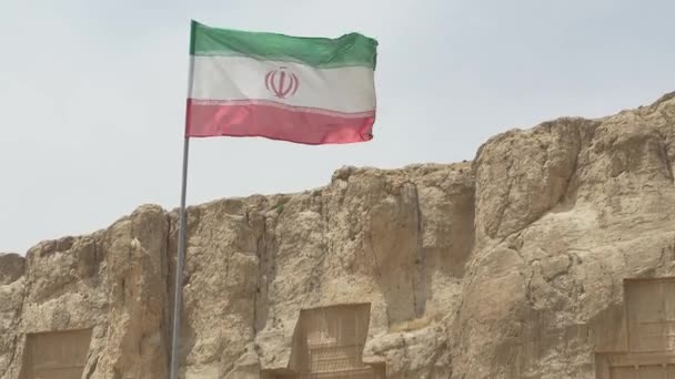 Naqsh-e Necrópolis y bandera de Rustam — Vídeo de stock