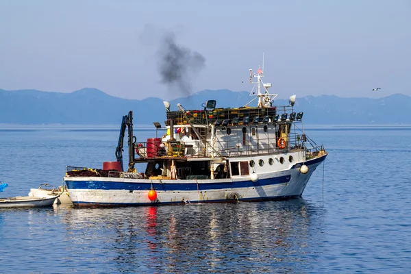Barco de pesca preparándose para la salida —  Fotos de Stock